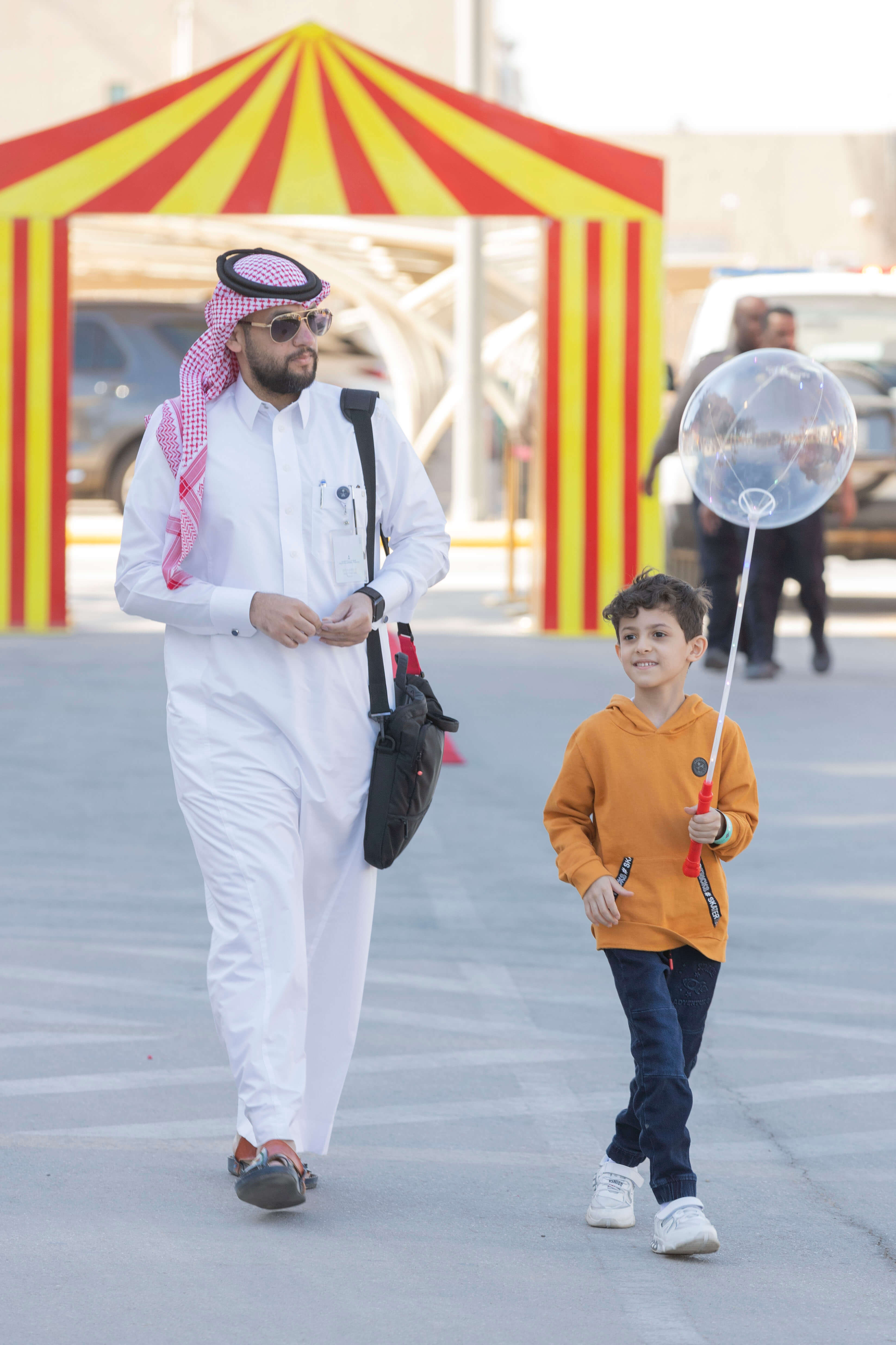 أب مع ابنه في اليوم العالمي للطفل