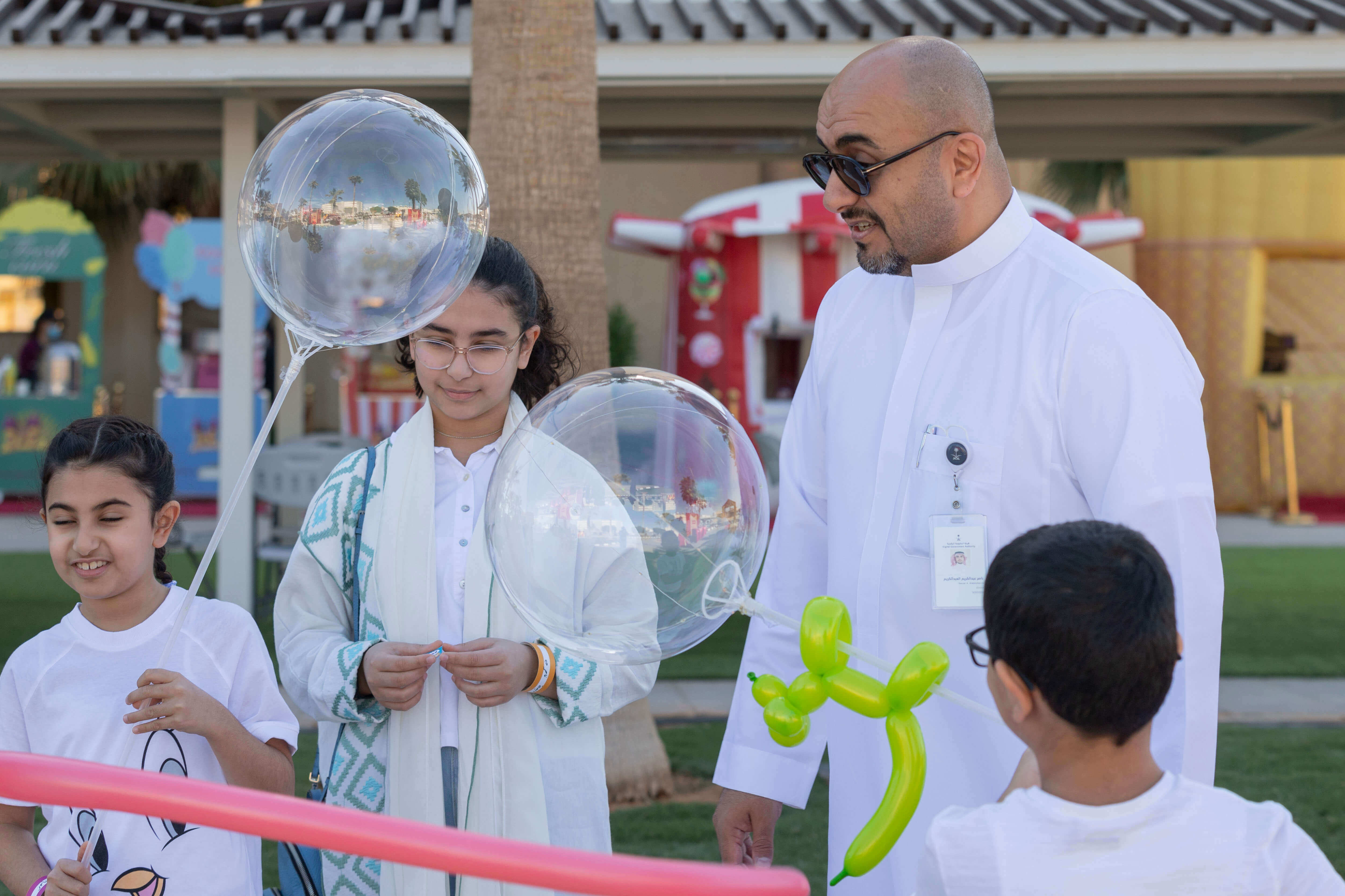 أطفال يلعبون في اليوم العالمي للطفل