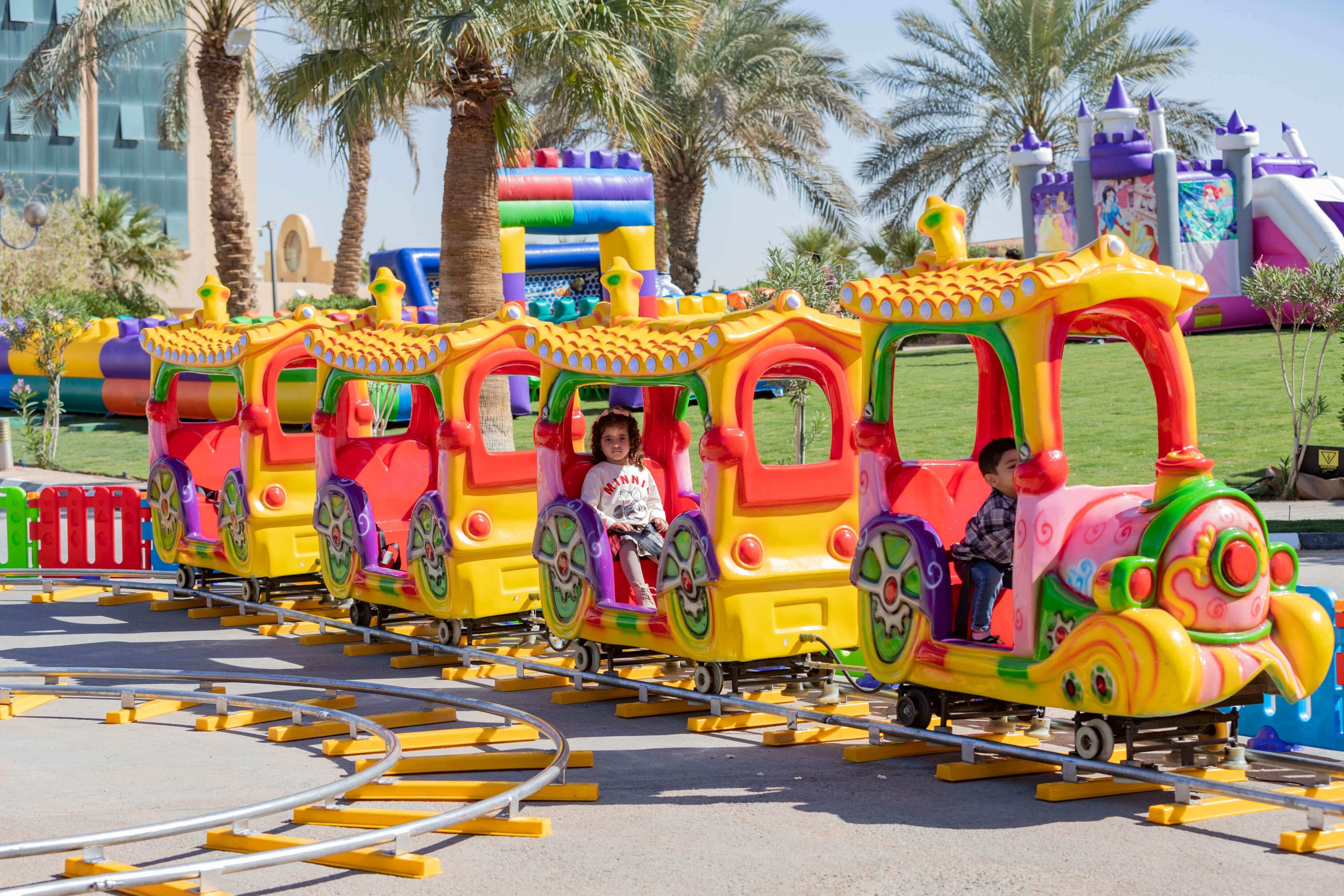 لعبة قطار الأطفال في اليوم العالمي للطفل