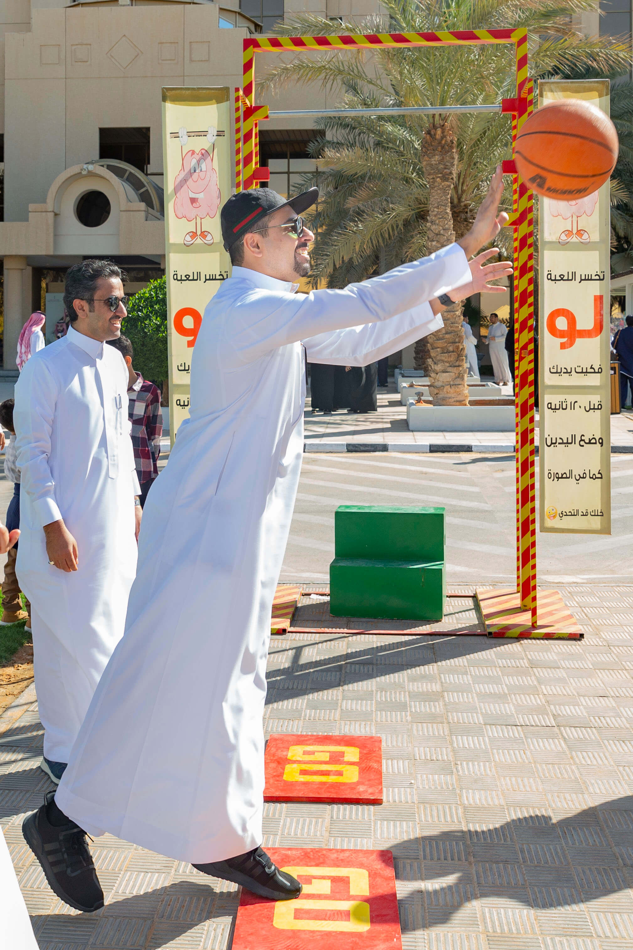 معالي المحافظ يشارك الفرحة مع طفل في اليوم العالمي للطفل
