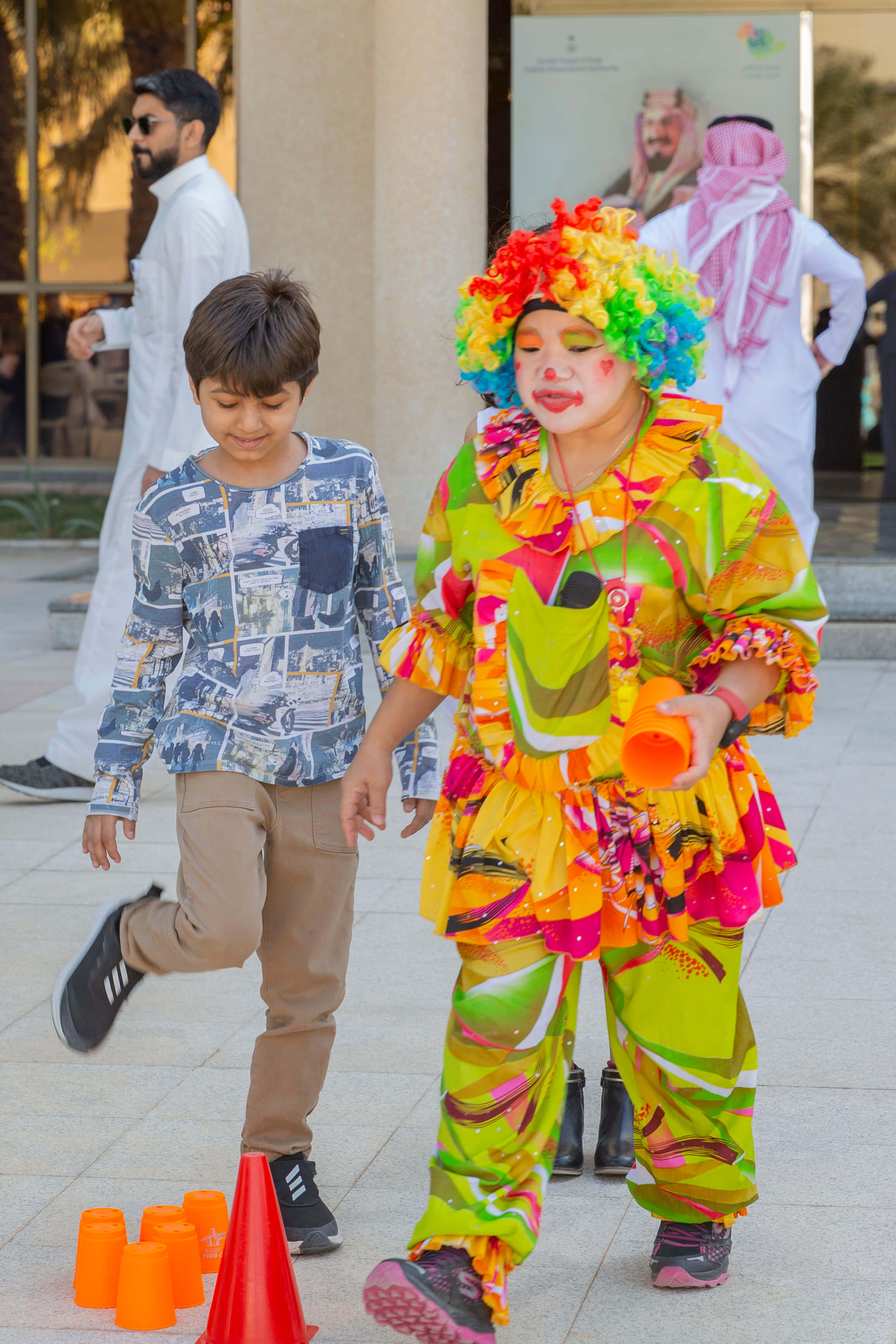  بهلوان يمرح مع طفل في اليوم العالمي للطفل