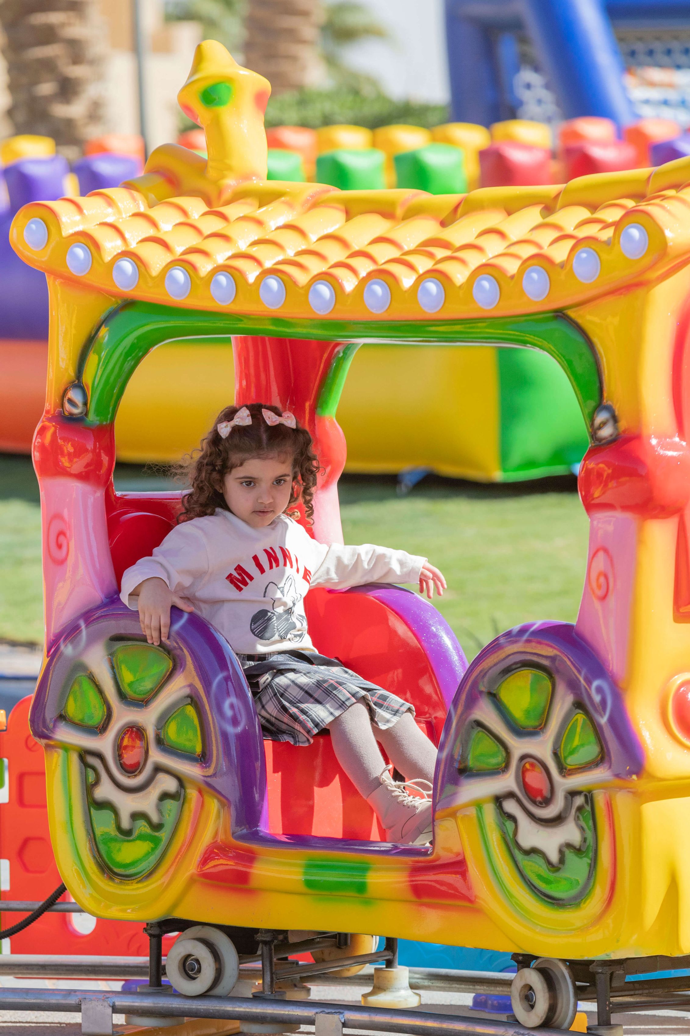  طفلة تلعب في لعبة قطار الأطفال في اليوم العالمي للطفل