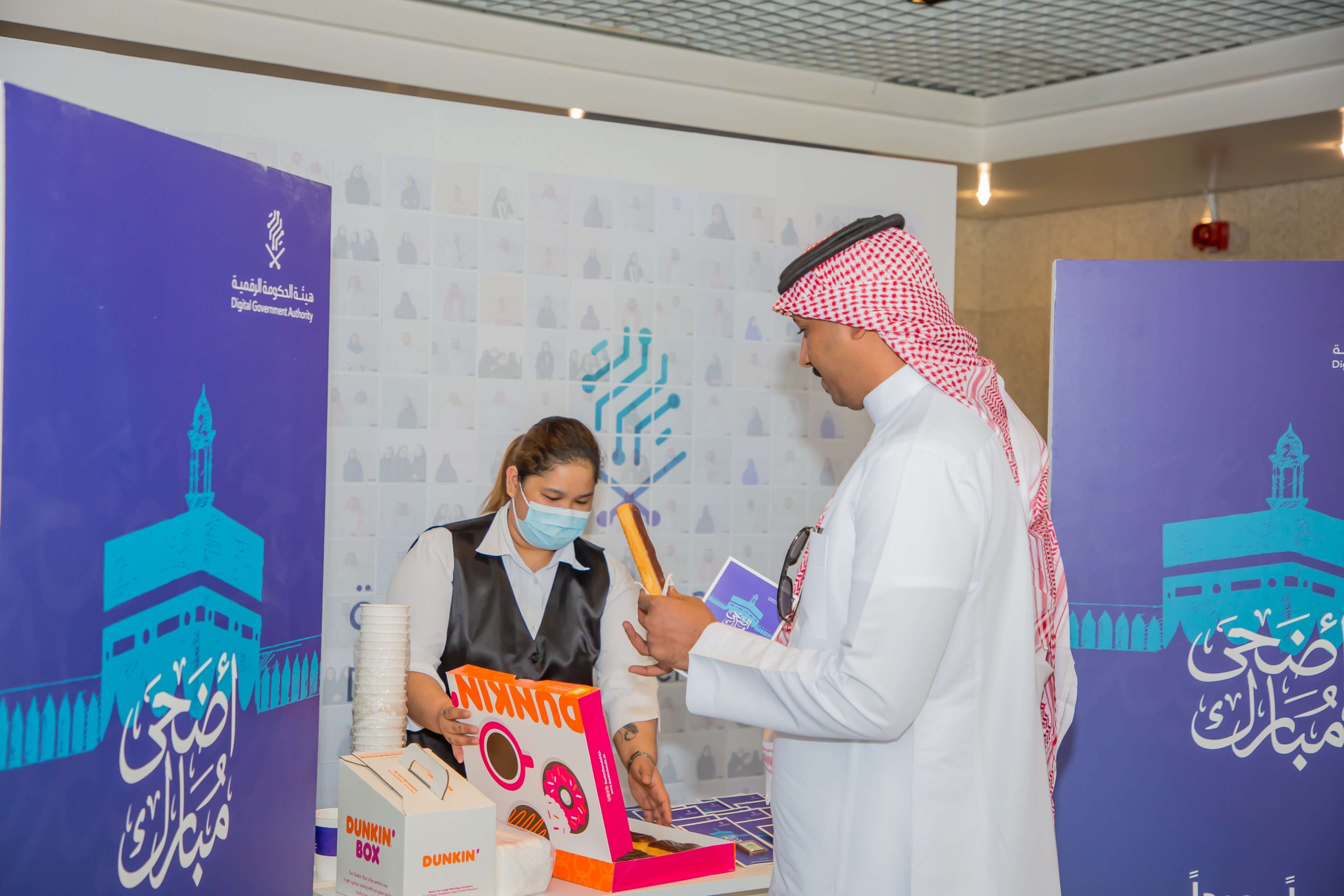 Giving Eid sweets to the Authority’s employees on Eid Al-Adha 2022