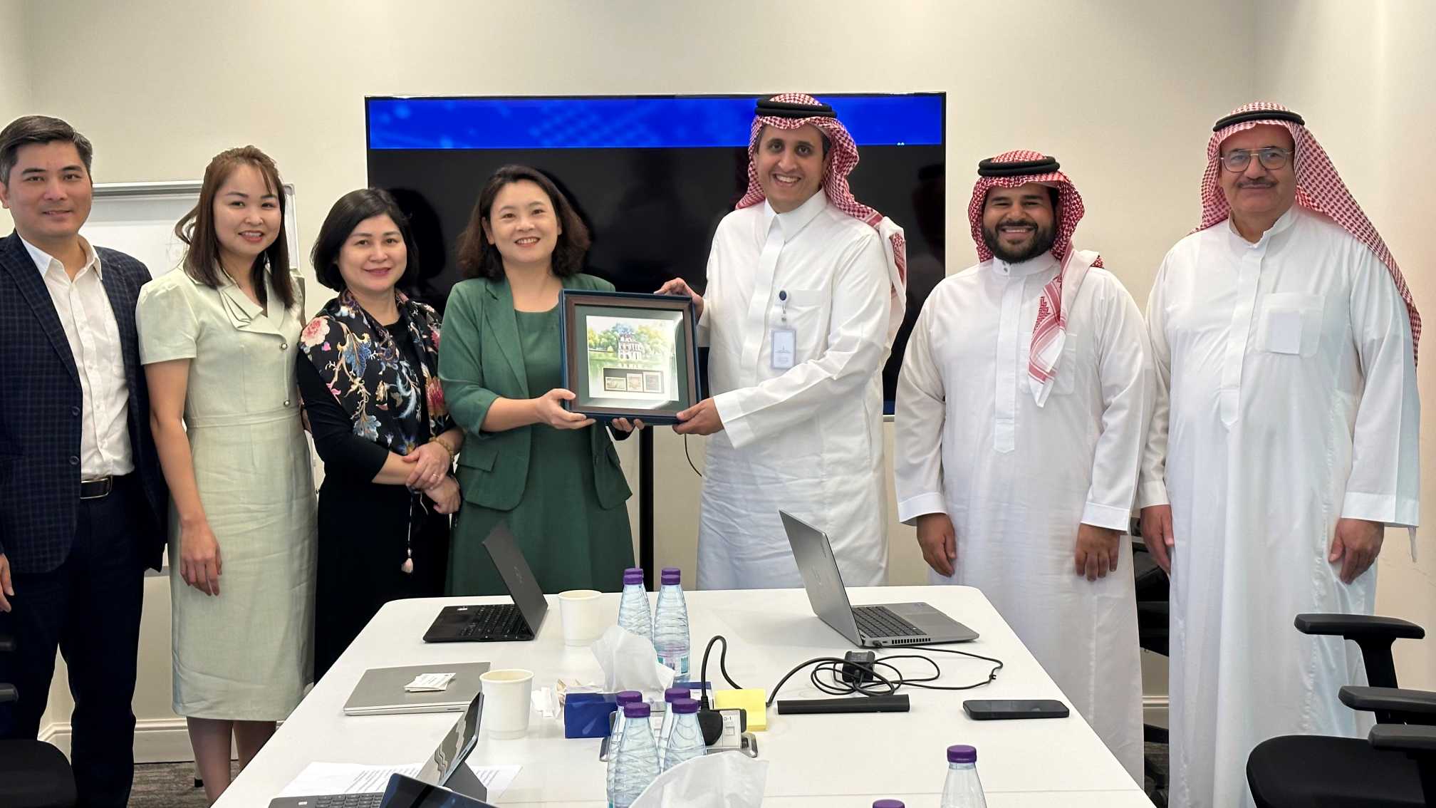 A group photo of representatives of the digital government and representatives of the Vietnamese National Center for E-authentication.