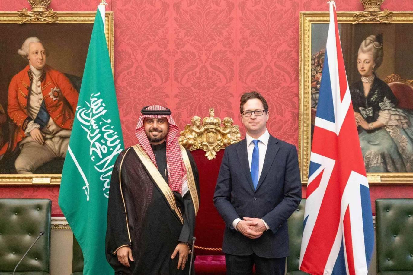 يقف معالي هيئة الحكومة الرقمية المهندس احمد الصويان و السكرتير البرلماني لمكتب مجلس الوزراء البريطاني السيد أليكس بورغارت في اجتماع رسمي في المملكة المتحدة 