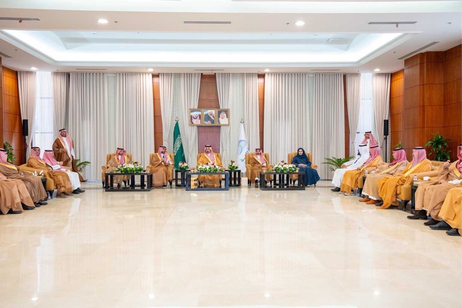 أمير منطقة المدينة المنورة يلتقي أعضاء لجنة التحول الرقمي